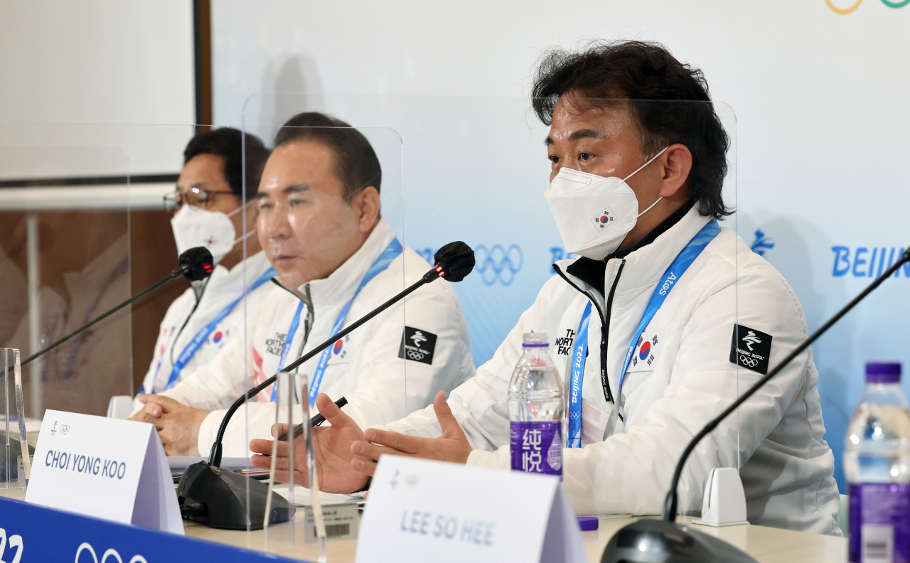 8일 중국 베이징 메인미디어센터(MMC)에서 열린 대한민국 선수단 베이징 동계올림픽 긴급 기자회견. 선수단은 전날 열린 쇼트트랙 남자 1000m에서 실격처리 당한 황대헌, 이준서의 사례가 편파 판정이라고 주장하며 국제스포츠중재재판소에 제소할 예정이라고 밝혔다. [연합]