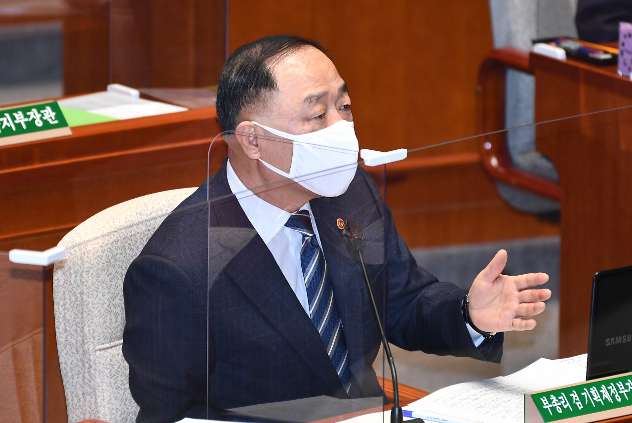 홍남기 경제부총리가 8일 서울 여의도 국회에서 열린 예산결산특별위원회에서 의원들의 질의에 답하고 있다. 연합뉴스