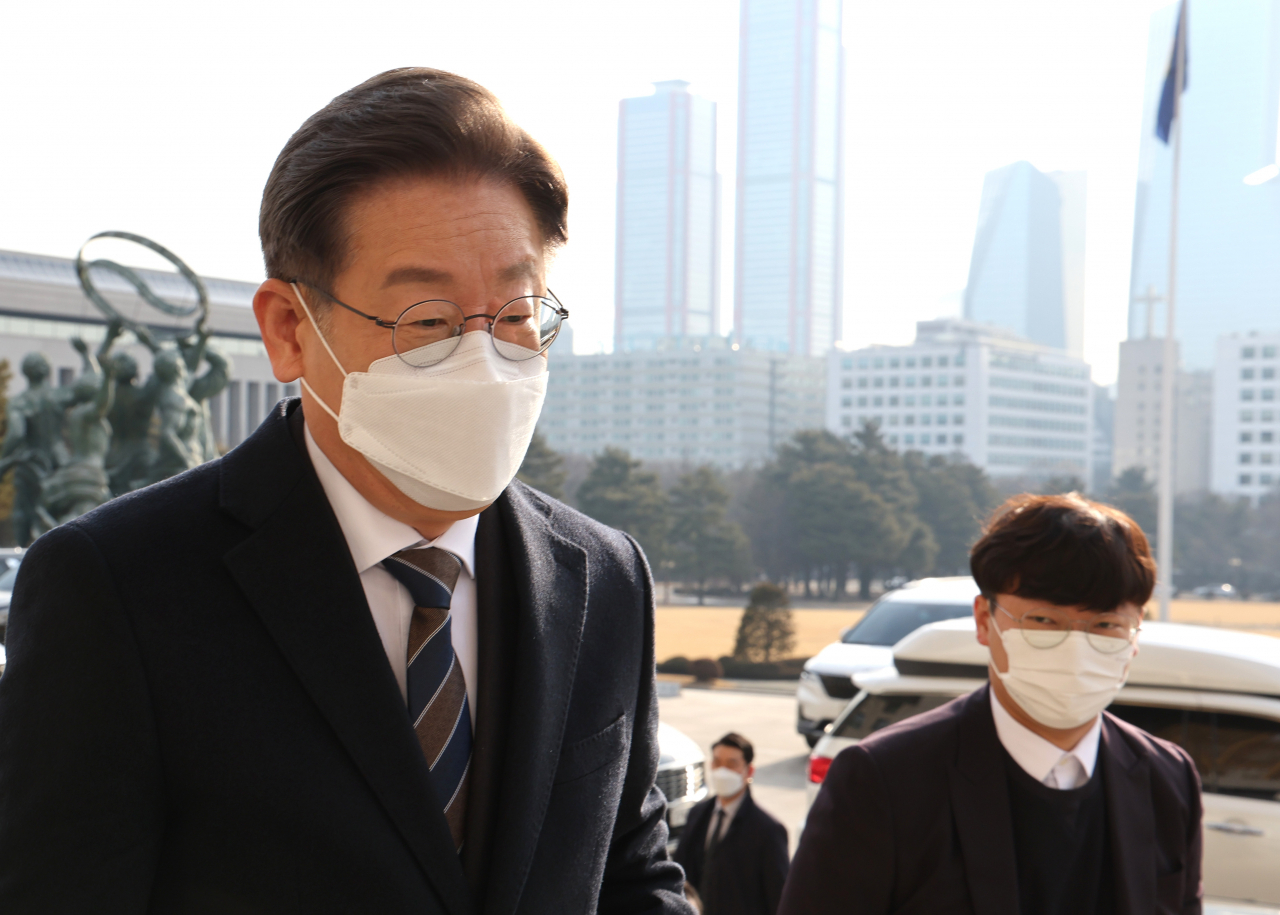 더불어민주당 이재명 대선후보가 8일 국회에서 열린 코로나19 위기대응특위 오미크론 대응 긴급점검회의에 참석하기 위해 차에서 내려 이동하고 있다. [연합]