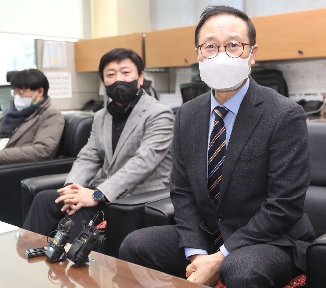 홍영표 더불어민주당 의원(오른쪽)이 지난 3일 전북도의회에서 기자간담회를 열고 이재명 대선 후보의 지지를 호소하고 있다. [연합]