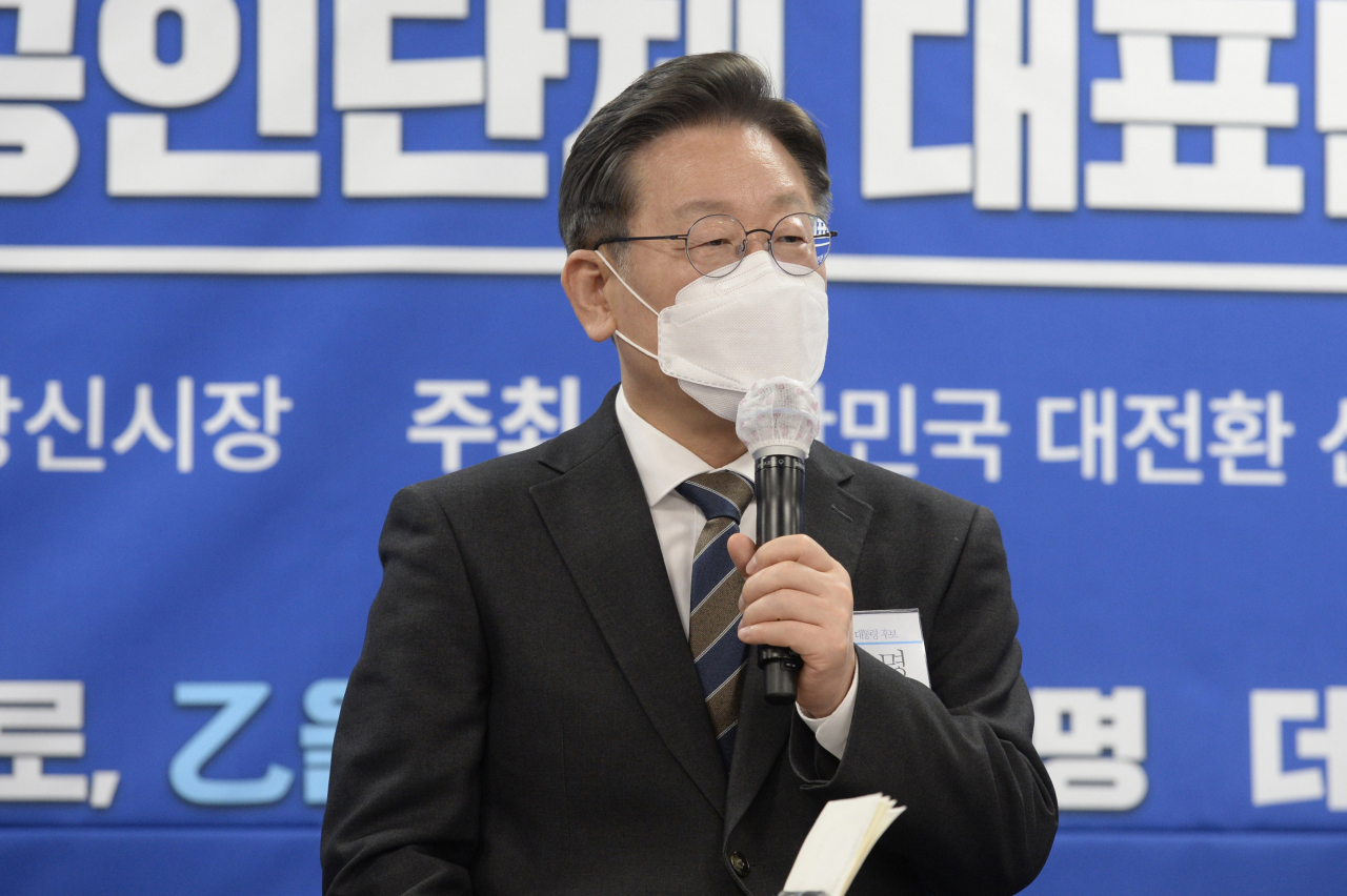 더불어민주당 이재명 대선후보가 8일 서울 강서구 방신전통시장 고객지원센터 회의실에서 열린 '자영업자와 소상공인의 힘이 되겠습니다' 전국자영업자·소상공인 단체 대표단 긴급간담회에서 발언하고 있다. 연합뉴스