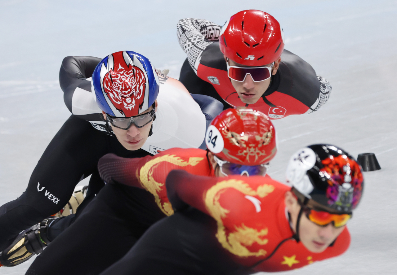한국 쇼트트랙 대표팀 황대헌이 2022 베이징 동계올림픽 개막 사흘째인 7일 오후 중국 베이징 캐피탈 실내 경기장에서 열린 쇼트트랙 남자 1000m 준결승 1조 경기에서 질주하고 있다. [연합]