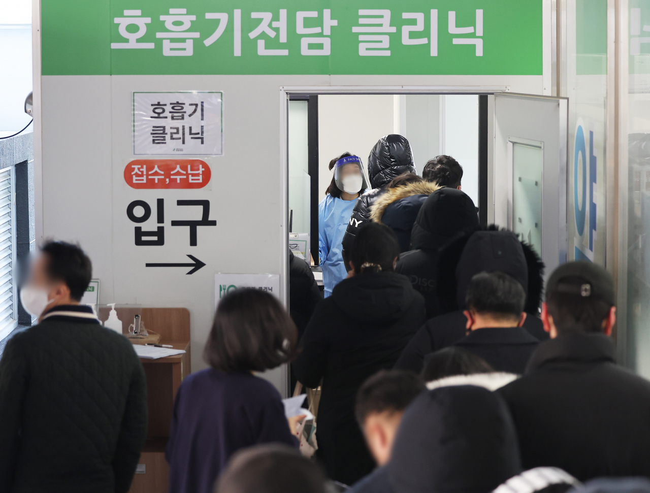 동네 병·의원에서도 코로나19 검사를 받고 재택치료 관리를 받을 수 있게 된 3일 오전 경기도 수원시 권선구 화홍병원 호흡기전담클리닉에서 시민들이 코로나19 신속항원검사를 받기 위해 줄을 서 있다. [연합]