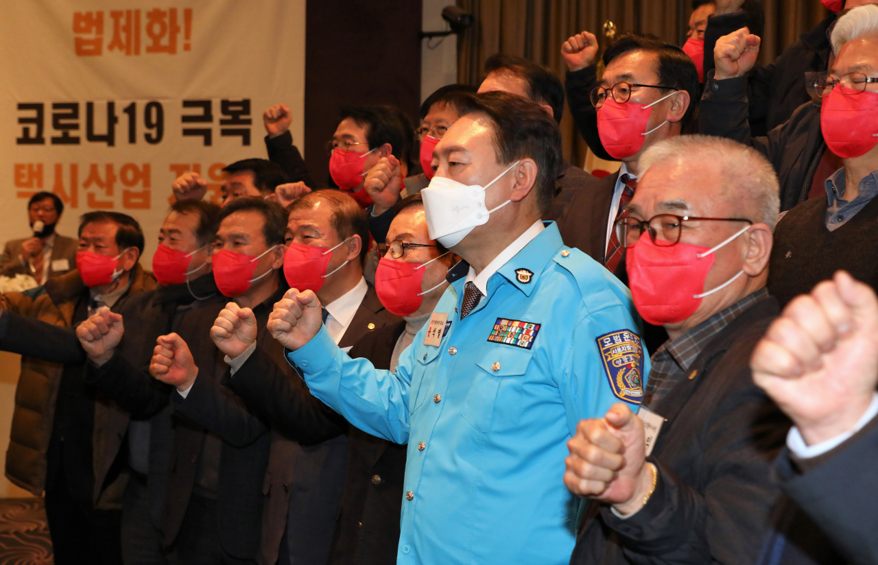 윤석열 국민의힘 대선 후보가 8일 오후 서울 송파구 교통회관에서 열린 ‘힘내라 택시! 소통의 날’ 정책간담회에서 택시업계 대표들과 기념촬영을 하고 있다. [연합뉴스]