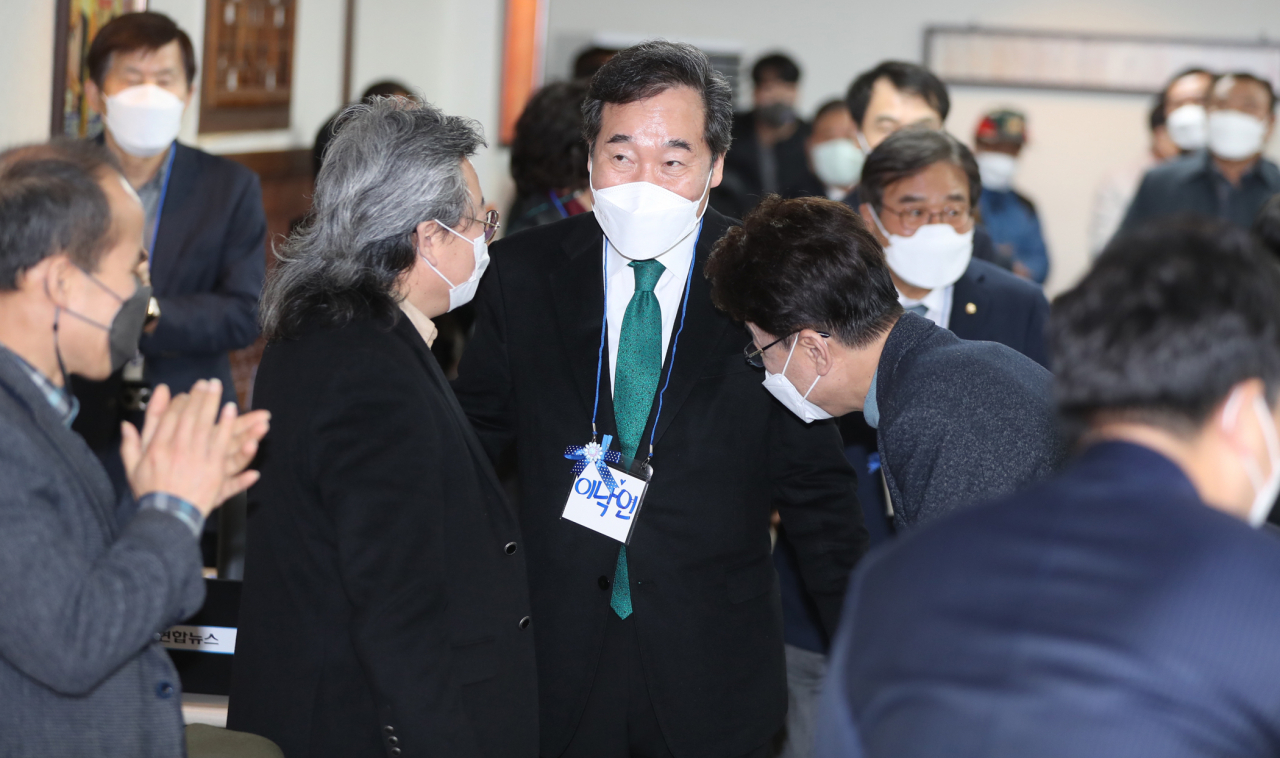더불어민주당 이낙연 전 대표가 1월28일 전북 전주시 덕진구 전북일보사에서 열린 '제20대 대선 선거대책위 조직본부 미래희망단 전북단' 출범식에서 참석자들과 인사하고 있다. [연합]