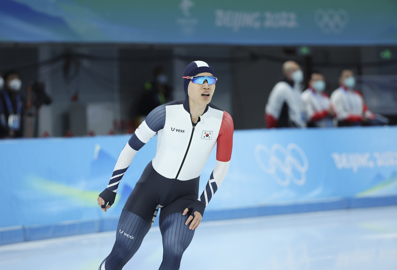 김민석이 8일 오후 중국 베이징 국립 스피드스케이팅 경기장(오벌)에서 열린 2022 베이징 동계올림픽 스피드스케이팅 남자 1500m 경기를 마친 후 숨을 고르고 있다. [연합]