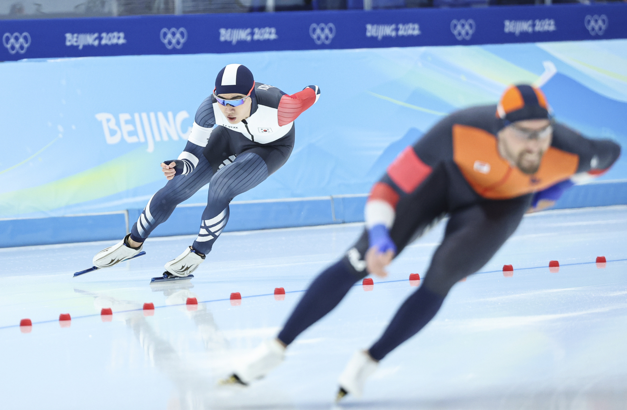 김민석이 8일 열린 스피드스케이팅 남자 1500m 경기에서 금메달을 따낸 키엘드 나위스를 상대로 역주하고 있다. 연합뉴스