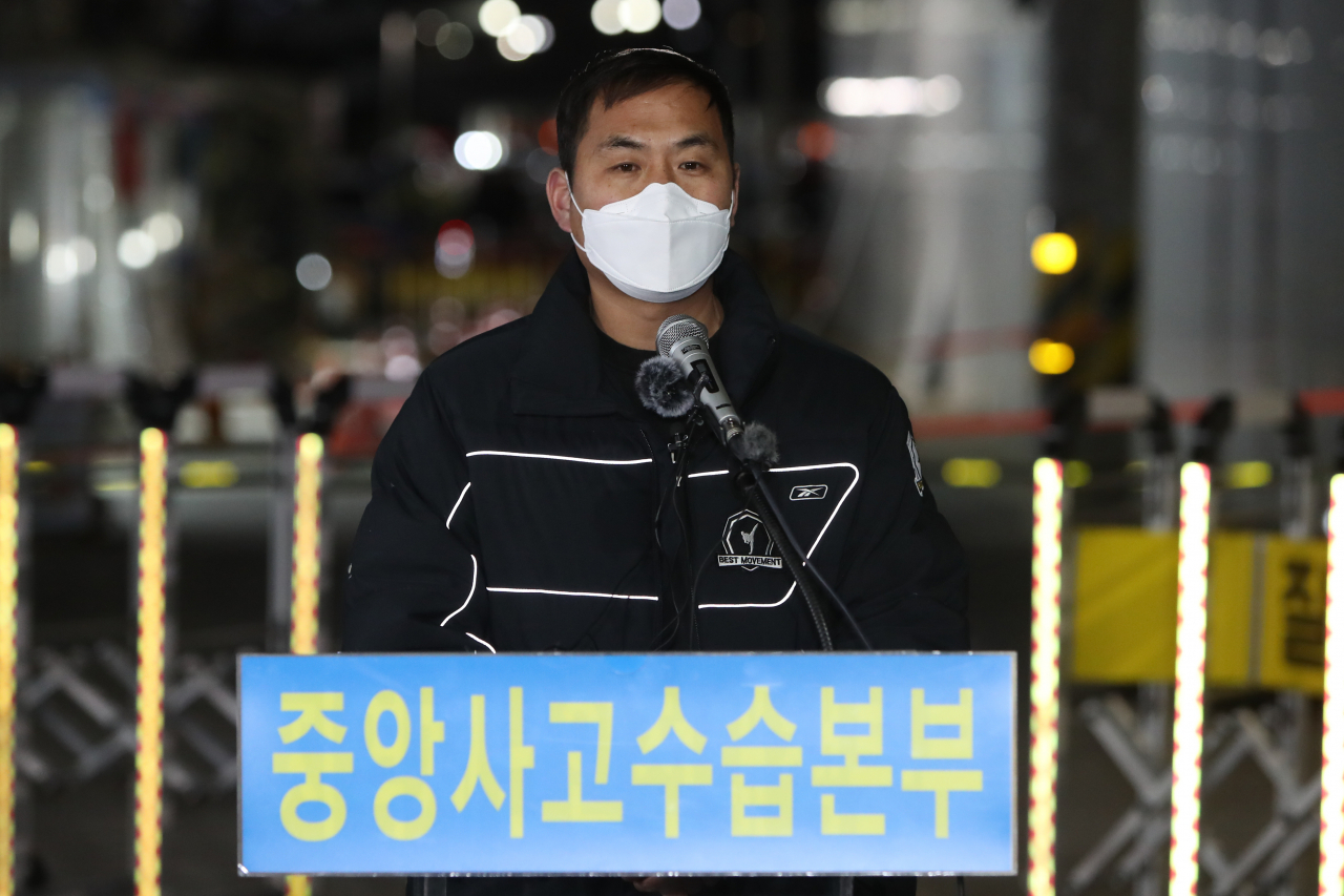 8일 오후 광주 서구 화정아이파크 붕괴사고 현장 초입에서 안정호 피해자 가족협의회 대표가 수색·구조 종료 소회를 기자들에게 밝히고 있다. 구조 당국은 이번 사고로 숨진 6번째 건설노동자를 26층 잔해에서 수습, 붕괴 발생 29일째인 이날 실종자 수색과 매몰자 구조를 완료했다. 연합뉴스
