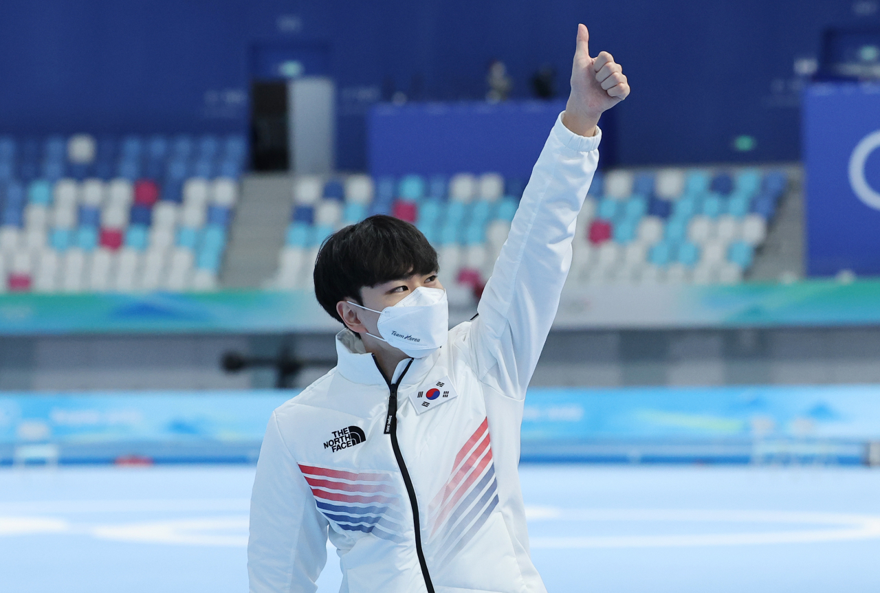 김민석이 8일 2022 베이징 동계올림픽 스피드스케이팅 남자 1500m 경기에서 동메달을 획득한 후 엄지를 치켜 세우고 있다. [연합]