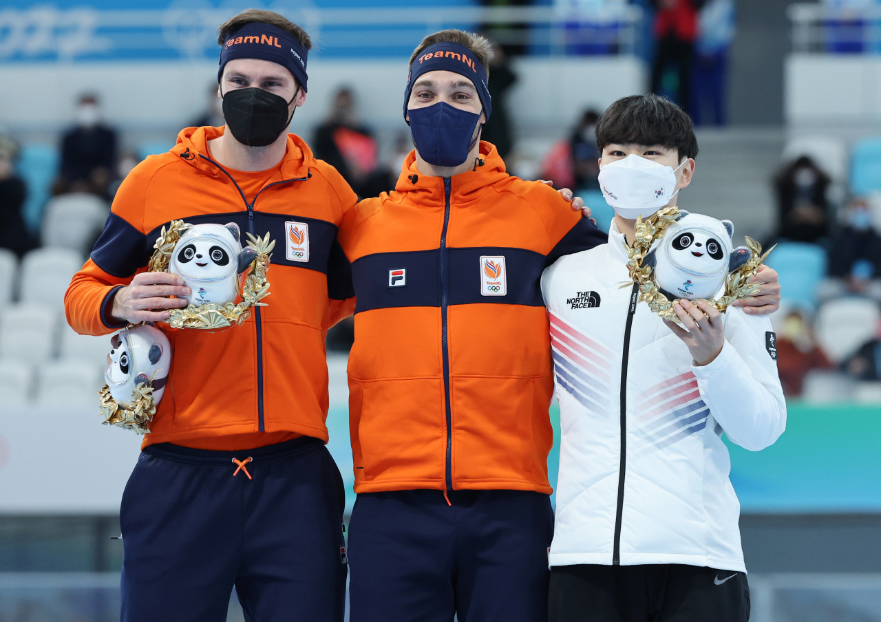 2022 베이징 동계올림픽 스피드스케이팅 남자 1500m 경기에서 동메달을 획득한 김민석(오른쪽)이 금메달 키엘드 나위스(가운데), 은메달 토마스 크롤(왼쪽)과 함께 기념촬영을 하고 있다. [연합]