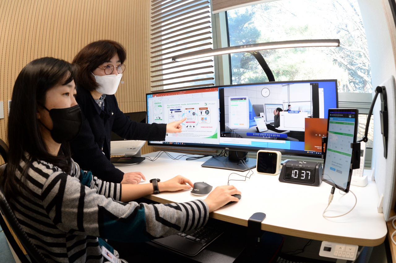 ETRI 연구진이 스트레스 측정·해소 플랫폼을 모니터링하고 있다.[ETRI 제공]