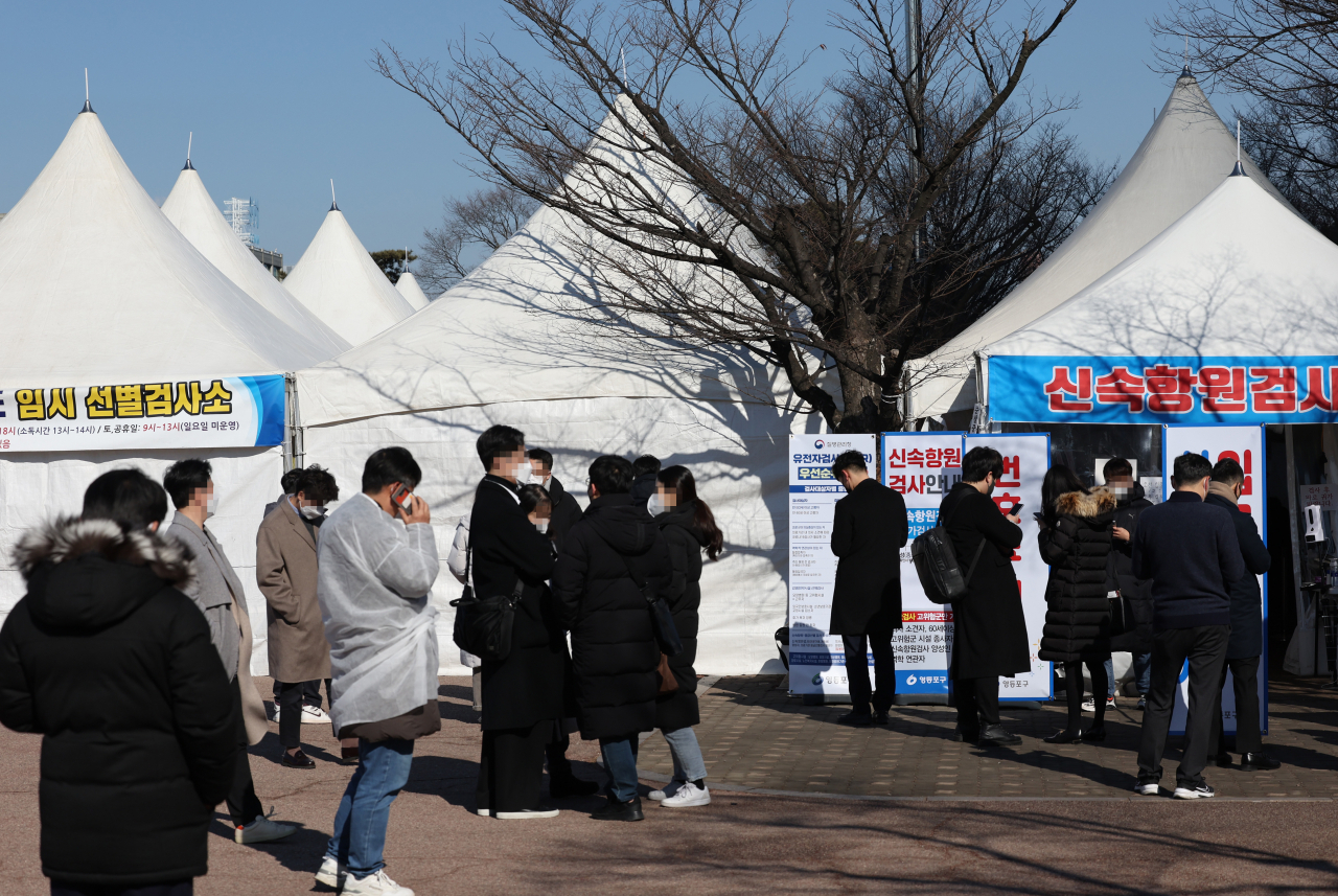 코로나19 신규 확진자가 나흘째 3만명대를 기록한 지난 8일 여의도공원 선별검사소에 시민들이 검사를 받기 위해 기다리고 있다. [연합]
