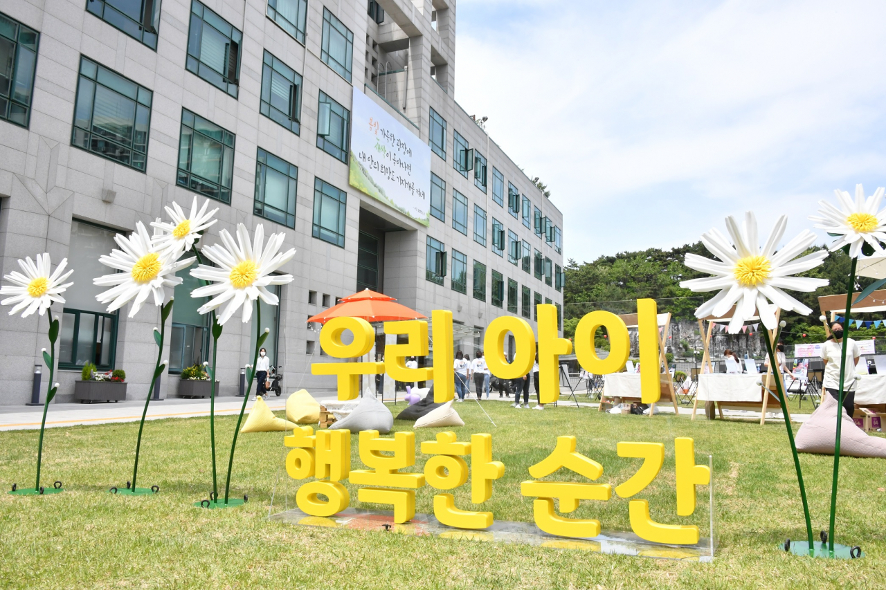 중랑구청 앞 잔디광장에서 열린 ‘우리 아이 사진 전시회’ 전경. [중랑구청 제공]