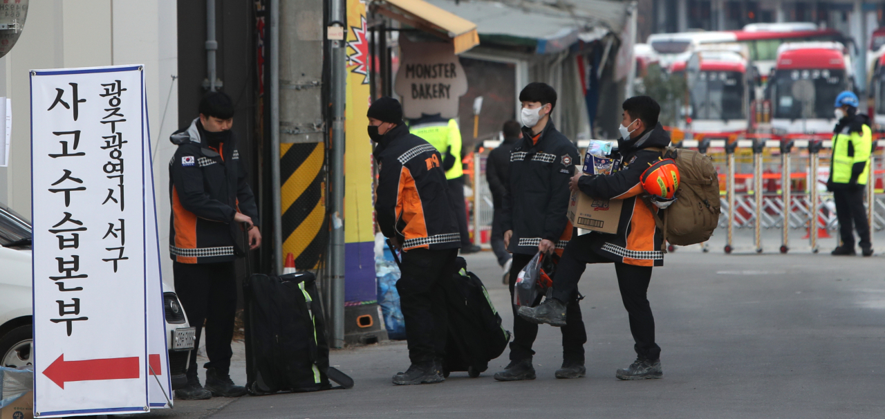 9일 오전 광주 서구 화정아이파크 붕괴사고 현장에서 소방구조대원들이 짐을 챙겨 떠나고 있다. 구조 당국은 전날 이번 붕괴사고 마지막 실종자를 수습, 약 한 달간 이어진 수색·구조를 마무리했다. 연합뉴스