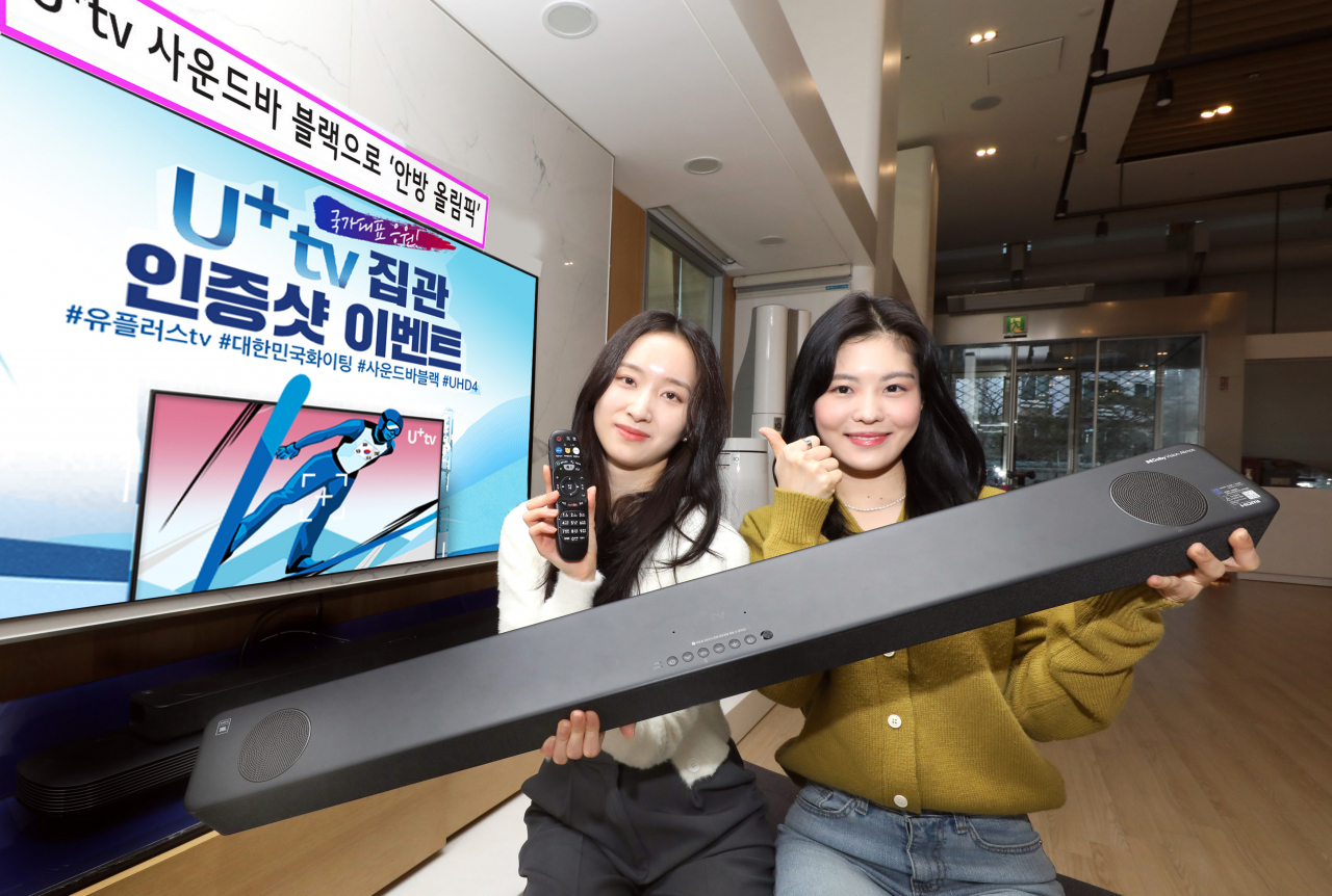모델이 U+tv 사운드바 블랙 셋톱박스를 들고 있는 모습. [LG유플러스 제공]