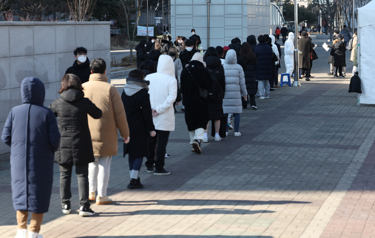 코로나19 신규 확진자가 나흘째 3만명대를 기록한 지난 8일 서강대 역사 광장 선별검사소에 시민들이 검사를 받기 위해 줄을 서서 기다리고 있다. [연합]
