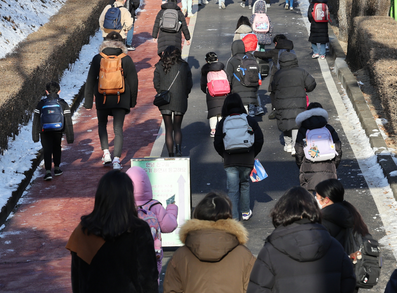 지난 7일 오전 서울 한 초등학교에서 학부모들이 아이들 등교 모습을 보고 있다. [연합]