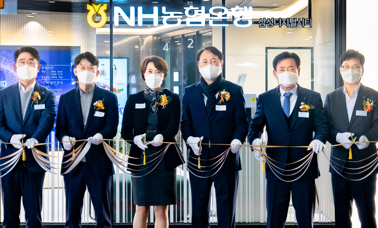 8일 수원시 영통구 소재 삼성디지털시티에서 열린 NH농협은행 삼성디지털시티지점 개점식에서 권준학 NH농협은행장(오른쪽 3번째), 삼성전자 강봉구 부사장(왼쪽 2번째) 등 내외빈이 테이프커팅을 하고 있다.