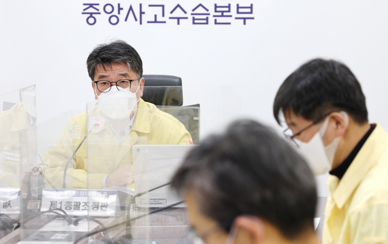류근혁 중앙재난안전대책본부 제1총괄조정관(보건복지부 2차관, 왼쪽)이 9일 오전 세종시 정부세종청사에서 열린 신종 코로나바이러스 감염증(코로나19) 대응 중앙재난안전대책본부 회의를 주재하고 있다. [연합]