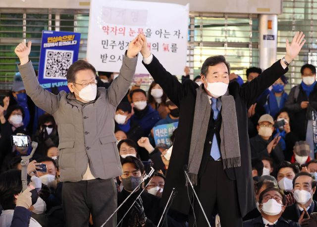 이재명(왼쪽) 더불어민주당 대선 후보가 지난달 27일 광주시 동구 충장로에서 이낙연 전 대표와 함께 지지자들의 환호에 화답하고 있다. [연합]