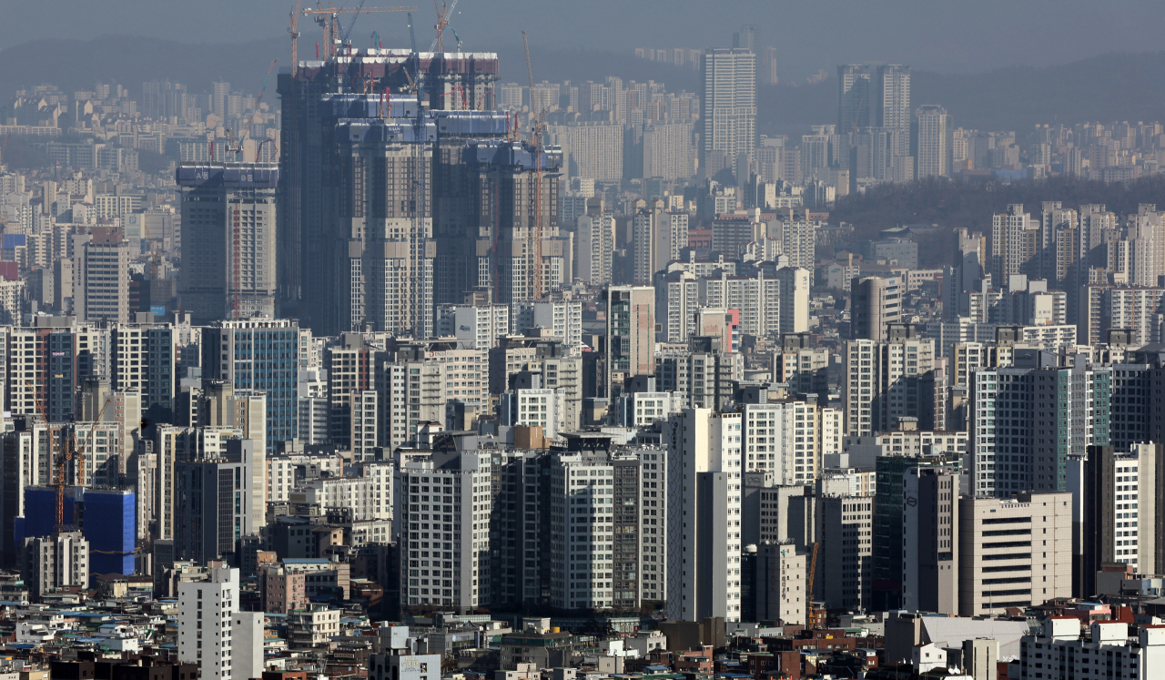 부동산 하락장에서 ‘명문학군’이 속한 동네들도 고전을 면치 못하고 있는 것으로 나타났다. 9일 한국부동산원 조사에 따르면 지난달 다섯째 주(1월 31일 조사 기준) 각 지역 명문 학군이 속한 대구 수성구, 대전 유성구, 울산 동구, 광주 남구 등이 대부분 마이너스를 기록했다. 아파트 모습. [연합]