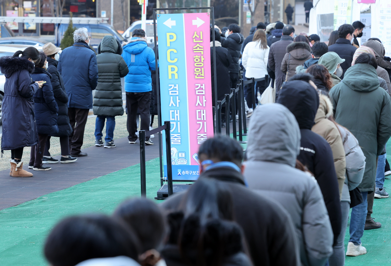 9일 오전 서울 송파구보건소 선별진료소에서 시민들이 신종 코로나바이러스 감염증(코로나19) 검사를 받기 위해 줄을 서있다. 왼쪽은 PCR, 오른쪽은 신속항원검사. 중앙방역대책본부는 이날 0시 기준으로 확진자가 4만9567명 늘어 누적 113만1248명이라고 밝혔다. [연합]