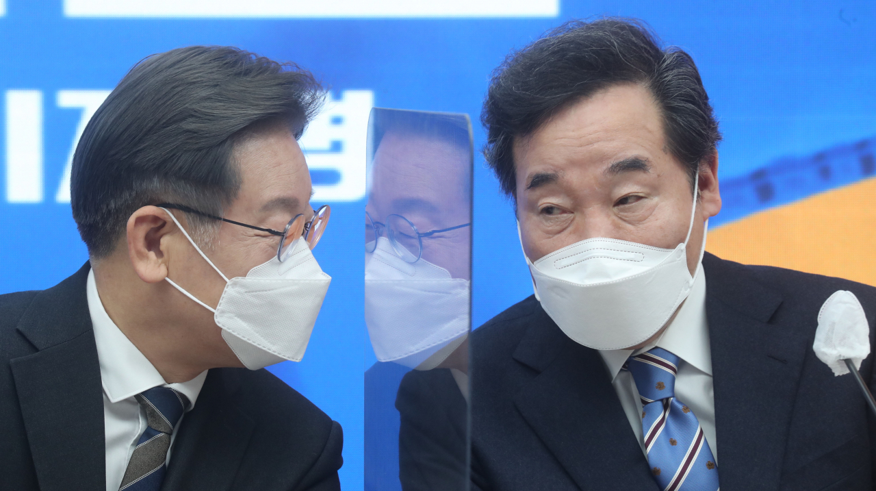 더불어민주당 이재명 대선 후보와 이낙연 총괄선대위원장이 지난 9일 서울 여의도 당사에서 열린 중앙선거대책위원회 회의에서 대화하고 있다. [연합]