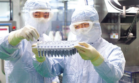SK바이오사이언스 연구진이 백신 개발을 진행하고 있다. [SK바사 제공]
