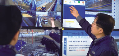포스코ICT 직원이 현장의 안전 상황을 점검하고 있다. [포스코ICT 제공]