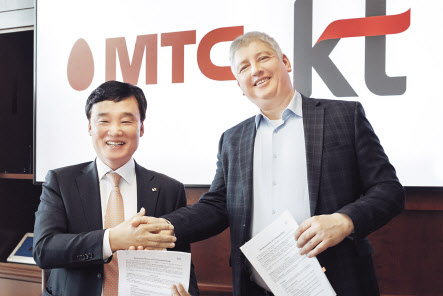 KT 그룹트랜스포메이션 부문장 윤경림 사장(왼쪽)과 MTS CEO 비아체슬라프 니콜라예프가 사업 협력을 위한 양해각서를 체결한 후 기념사진을 찍고 있다. [KT 제공]