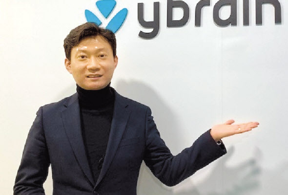 와이브레인 이기원 대표가 전기자극으로 우울증을 치료하는 전자치료제 ‘마인드스팀’에 대해 설명하고 있다. 와이브레인은 전기자극을 이용한 비수술 방식으로 항우울 효과를 낼 수 있는 효능을 임상에서 입증했다. [회사 제공]