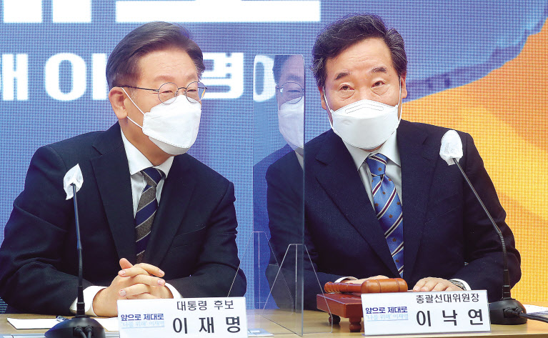 이재명 더불어민주당 대선 후보와 이낙연 총괄선대위원장이 9일 서울 여의도 당사에서 열린 중앙선거대책위원회 회의에서 대화하고 있다. 이상섭 기자
