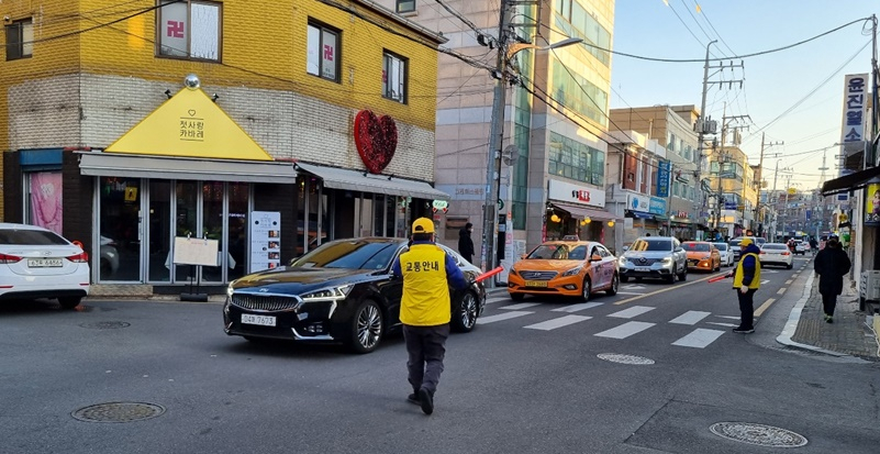 마포구 주민들이 망원시장 일대 혼잡한 교통체증을 해결하기 위해 직접 자원봉사를 하고 있다. [마포구청 제공]