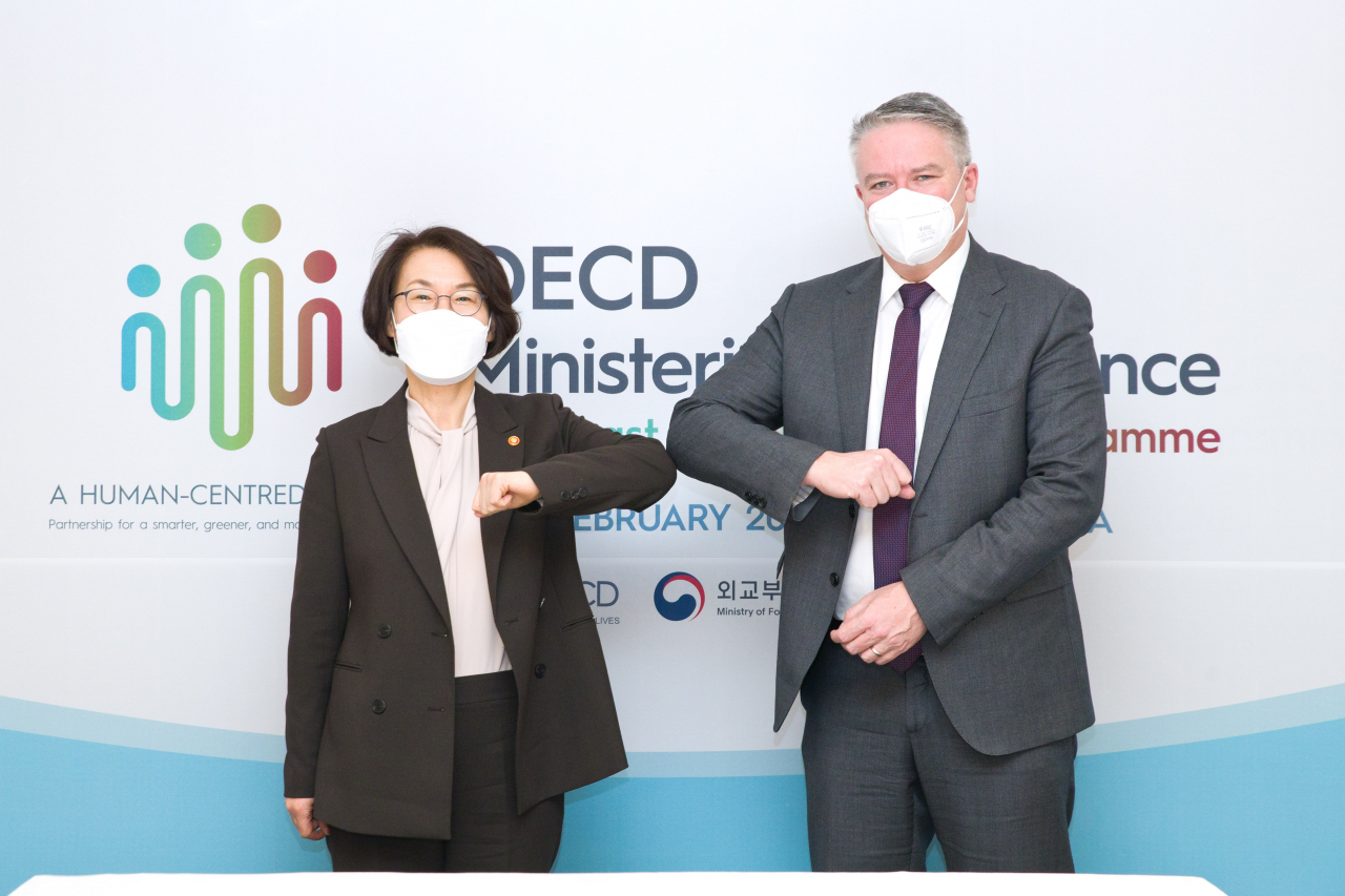 임혜숙 과학기술정보통신부 장관이 9일 오전 서울 중구 롯데호텔에서마티아스 코만(Mathias Cormann) OECD 사무총장을 만나 기념촬영 하고 있다. [과학기술정보통신부 제공]
