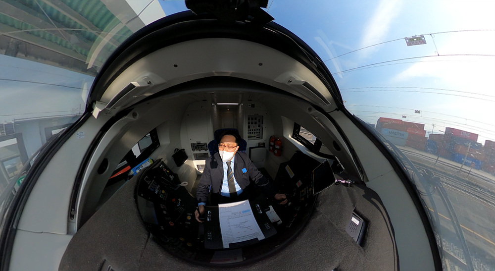 360도 VR 영상으로 전면 주행모습과 운전중인 KTX기장의 모습