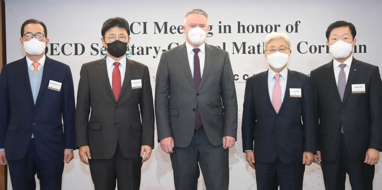Mathias Cormann (C), secretary-general of the Organization for Economic Cooperation and Development, poses for a photo with South Korean officials ahead of a lecture on the outlook for the world economy at a Seoul hotel on Wednesday, in this photo provided by the Korea Chamber of Commerce and Industry. (Korea Chamber of Commerce and Industry)