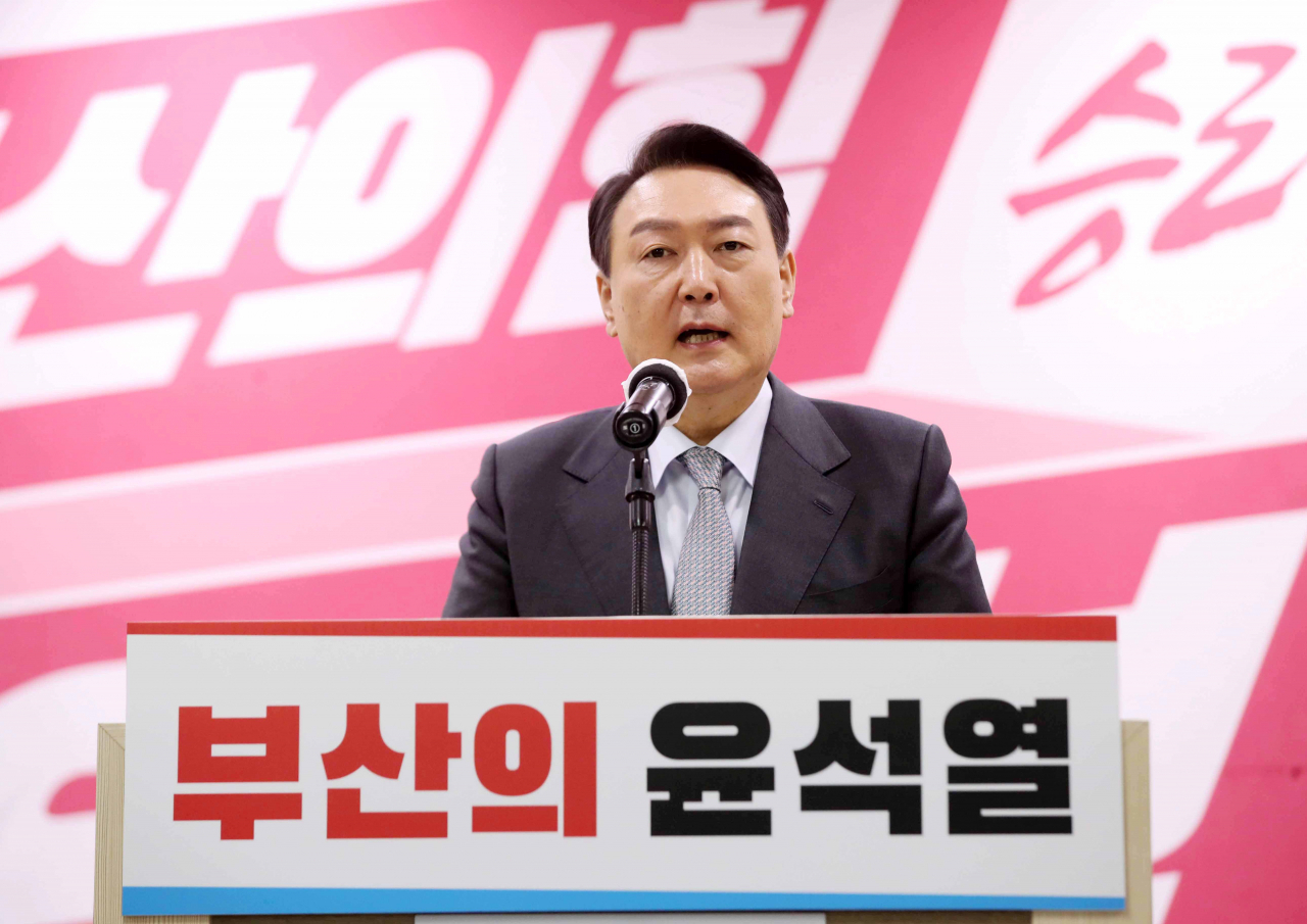 윤석열 대통령 당선인이 지난 1월 15일 부산 수영구 부산시당에서 열린 부산 선거대책위원회 필승결의대회에서 연설하고 있다. [연합]