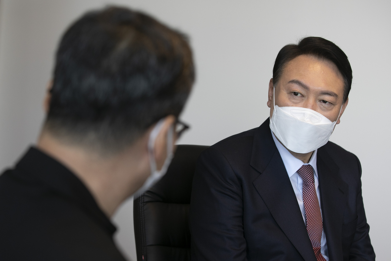 윤석열 국민의힘 대선 후보가 9일 오전 서울 중구 천주교 서울대교구청에서 정순택 대주교와 면담하고 있다. [국회사진기자단]