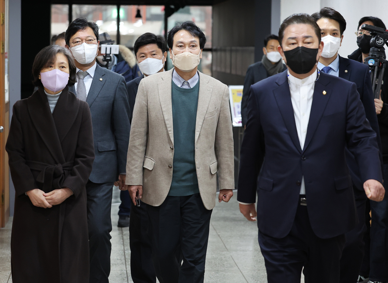 Rep. An Min-suk (center) of the ruling Democratic Party of Korea (Yonhap)
