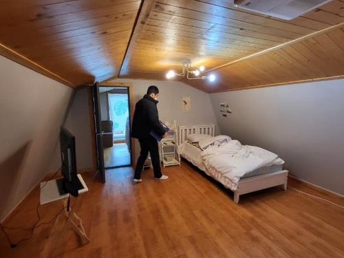 제주도 자치경찰의 미신고 숙박업소 단속 현장 [제주도 자치경찰단 제공]