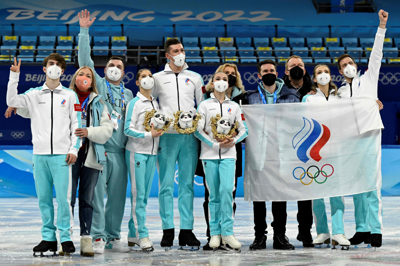 ‘2022 베이징동계올림픽’ 피겨 단체전서 우승한 러시아올림픽위원회(ROC)가 관중 환호에 답하고 있다. [AFP]