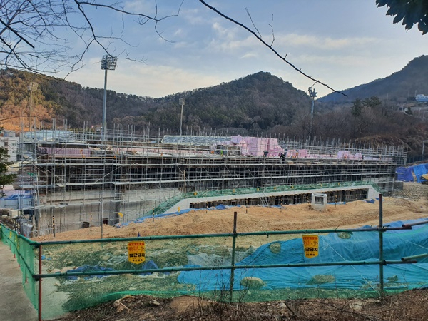 여수 진남 배드민턴 전용구장 공사 현장.