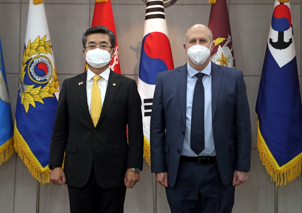 Defense Minister Suh Wook (L) poses for a commemorative photo with Mark Fletcher, Canada's top envoy in South Korea, during a meeting in Seoul on Wednesday, in this photo released by the Ministry of National Defense. (Ministry of National Defense)