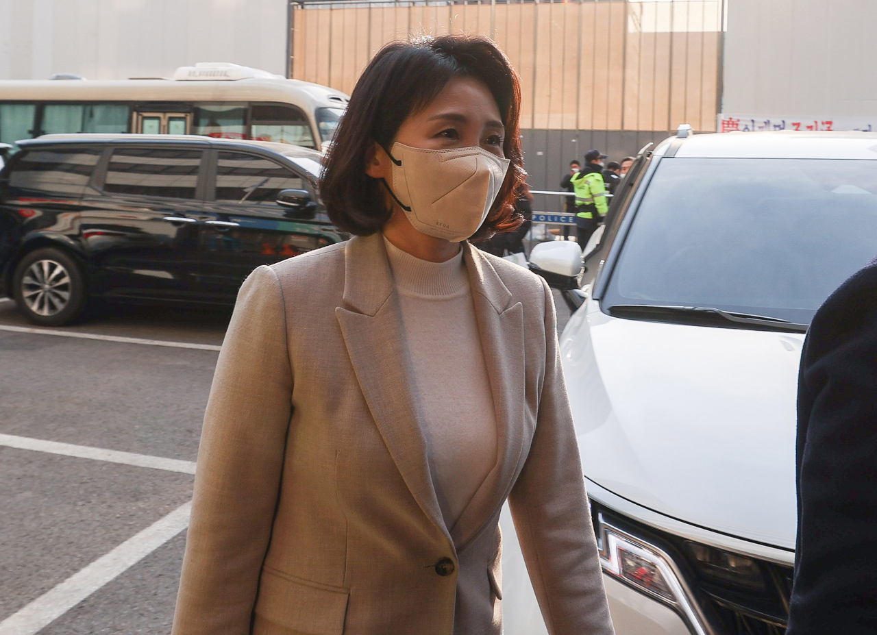 더불어민주당 이재명 대선 후보의 부인 김혜경씨가 9일 오후 서울 여의도 중앙당사에서 기자회견을 하기 위해 들어서고 있다. 연합뉴스