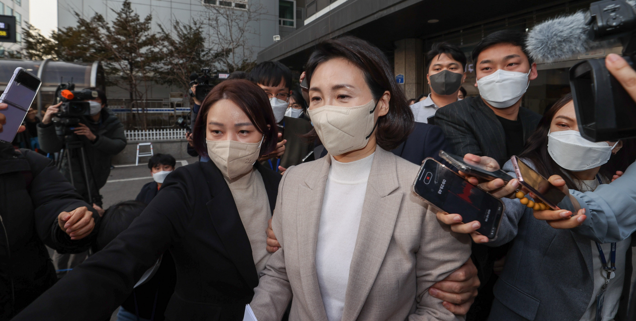 이재명 더불어민주당 대선 후보의 부인 김혜경 씨가 9일 오후 서울 여의도 중앙당사에서 기자회견을 마친 뒤 질문 세례를 받으며 당사를 나서고 있다. [연합]