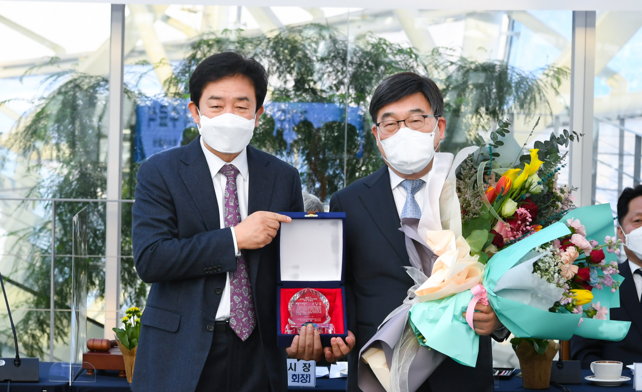 ‘경기도 시장군수 아카데미’ 대상 수상한 신동헌(오른쪽) 광주시장&darr;