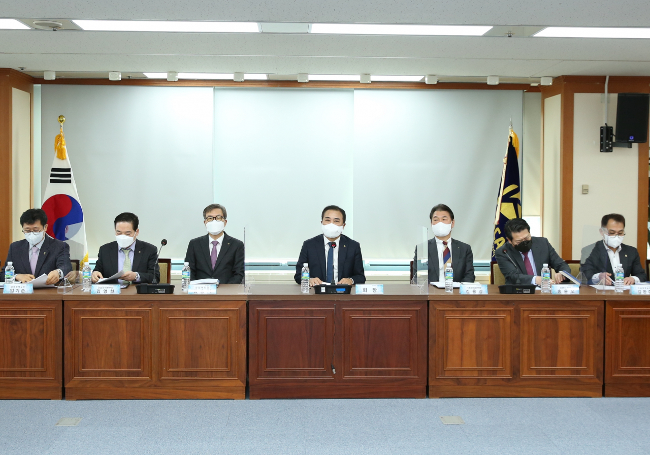 윤학수 대한전문건설협회장(가운데)이 9일 서울 동작구 신대방동 전문건설회관에서 열린 기자간담회에서 인사말을 하고 있다. [대한전문건설협회 제공]