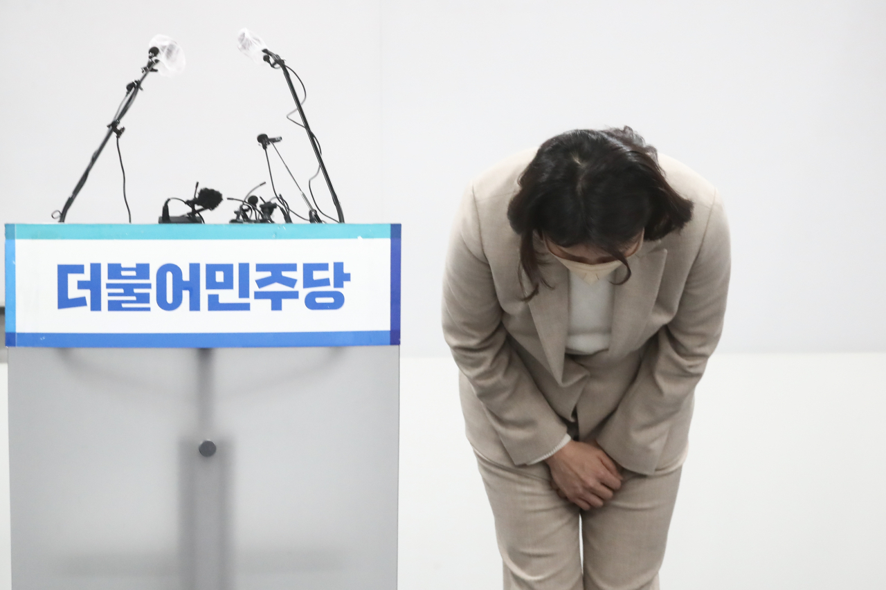 이재명 더불어민주당 대선 후보의 부인 김혜경 씨가 9일 오후 서울 여의도 당사에서 최근 불거진 '과잉 의전' 등 논란에 대해 사과 기자회견을 한 뒤 고개 숙여 인사하고 있다. [연합]