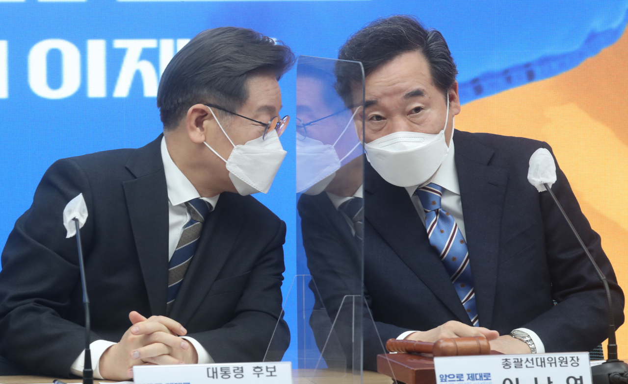 이재명 더불어민주당 대선 후보와 이낙연 민주당 선거대책위원회 총괄선대위원장이 9일 서울 여의도 당사에서 열린 중앙선거대책위원회 회의에서 대화하고 있다. [연합]