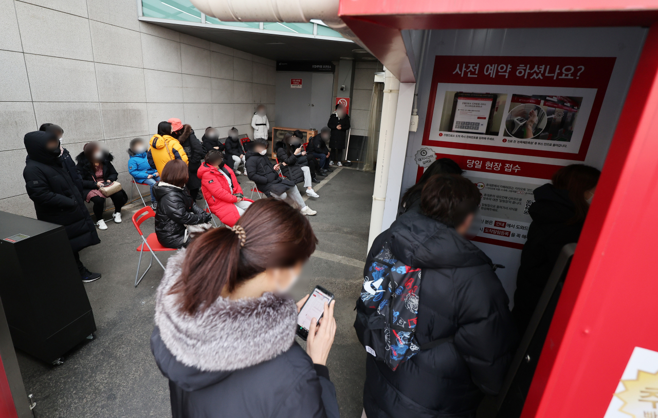 전날 코로나19 신규 확진자 수가 4만9천567명 늘어 5만명에 육박한 9일 서울의 한 호흡기전담클리닉으로 지정된 병원 앞이 신속항원검사와 PCR검사 등을 받으려는 시민들로 붐비고 있다. [연합]